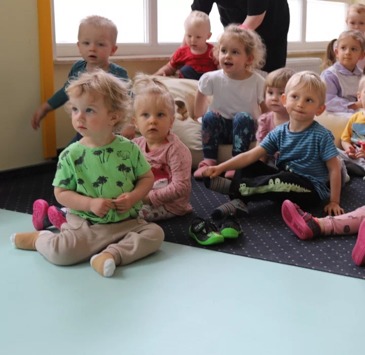 dzieci słuchające na dywanie